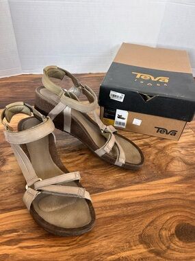 Teva Ysidro Universal Wedge Sandals Leather Taupe Comfortable Sz 10